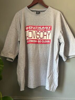 OutKast Clothing Co. Men's 'Advisory' Graphic Short Sleeve Tee - Gray/Red